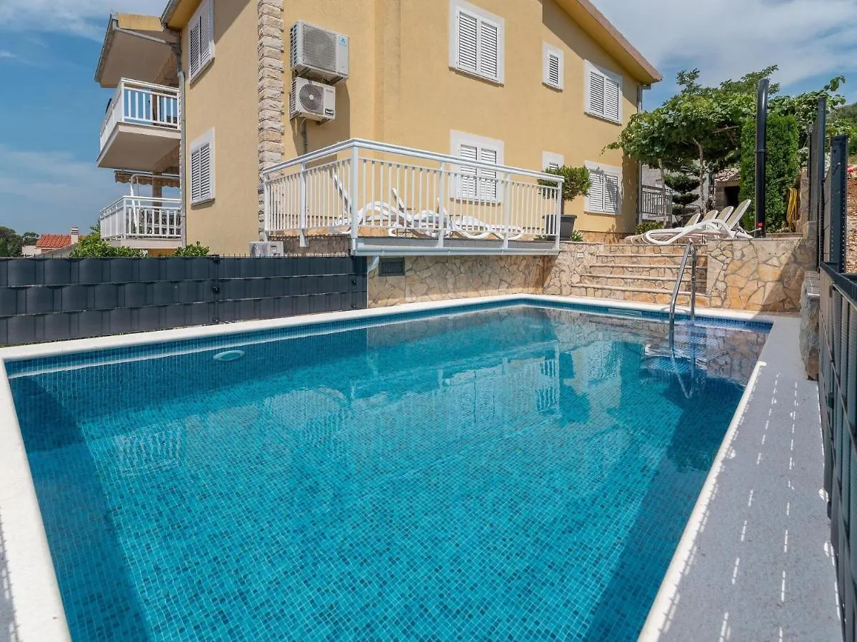 Modern Apartment In Trogir With Sea Nearby