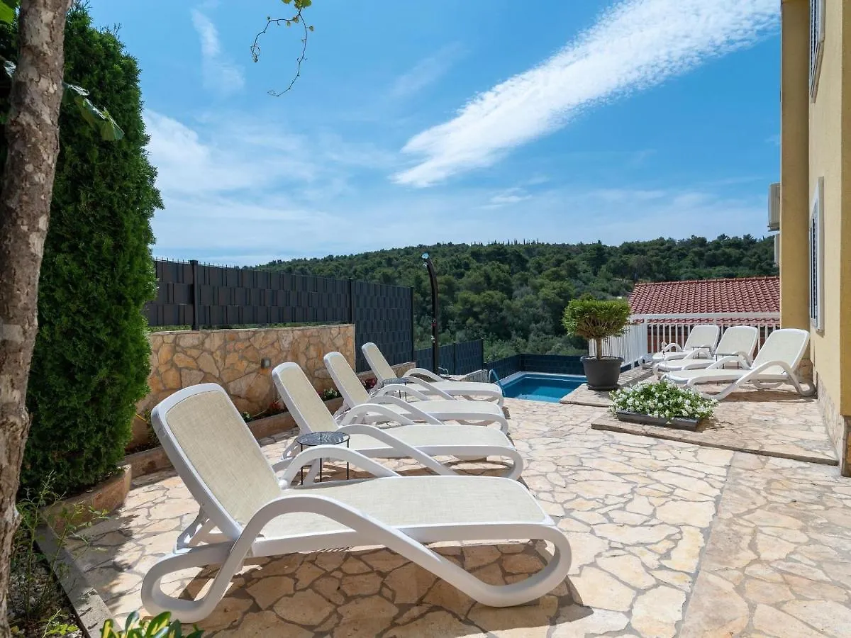 Modern Apartment In Trogir With Sea Nearby