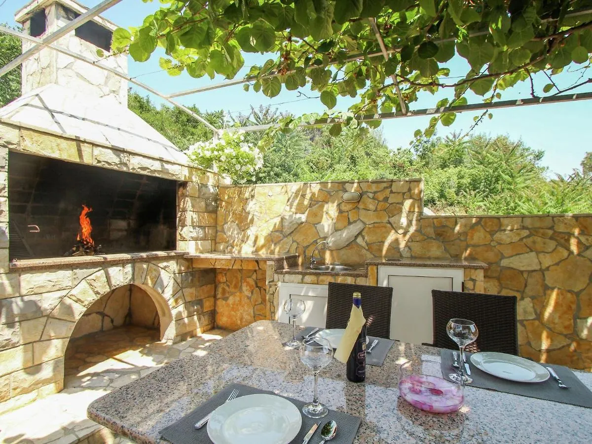 Modern Apartment In Trogir With Sea Nearby