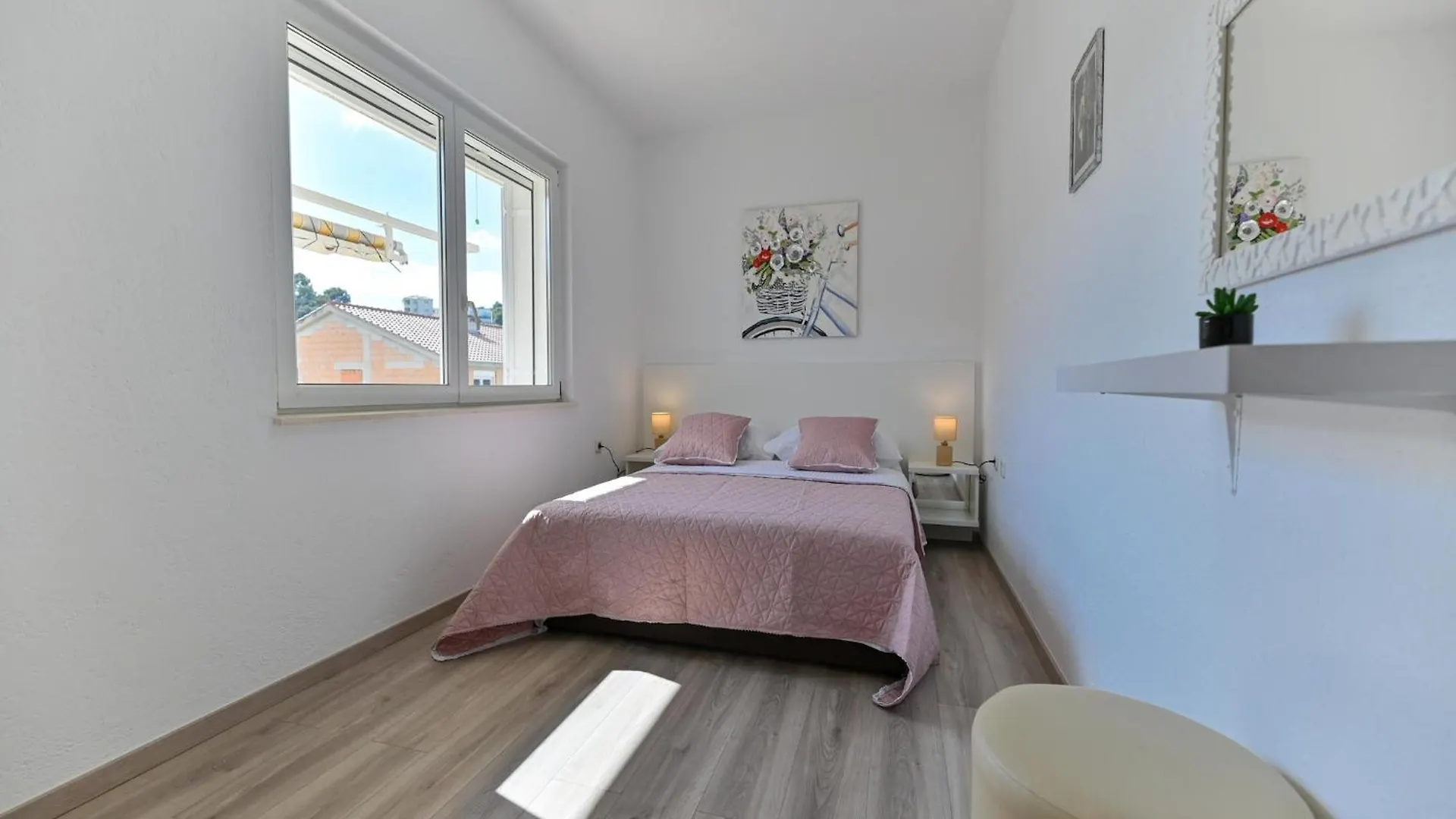 Modern Apartment In Trogir With Sea Nearby
